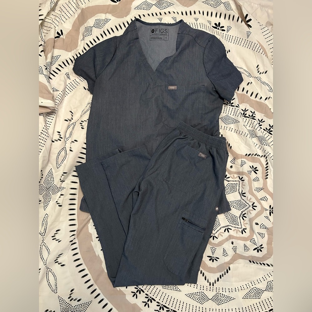 Women’s FIG scrub set size small